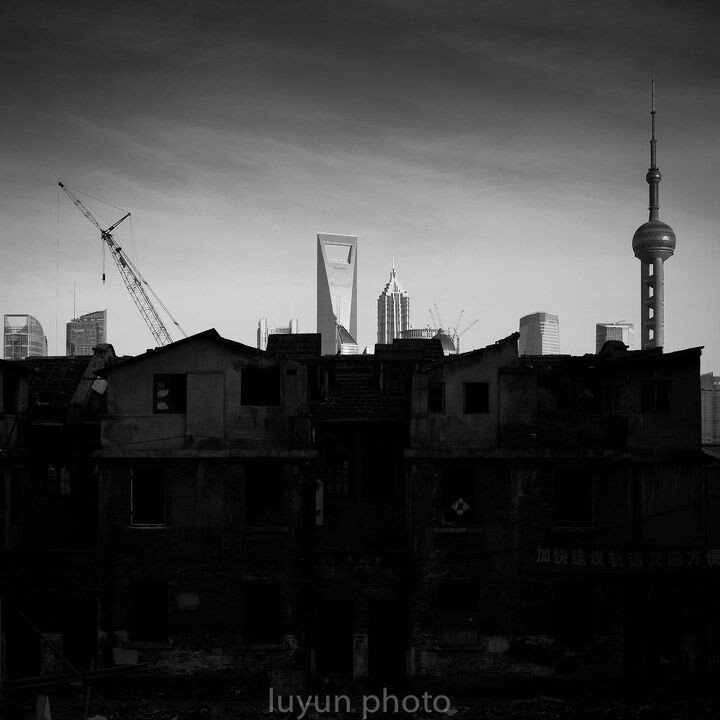 拆旧建新中的魔都<br />
拆旧建新中的魔都，摄于2012.4