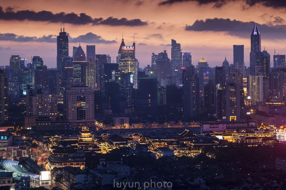 远眺豫园<br />
远眺豫园，摄于2012.8.16