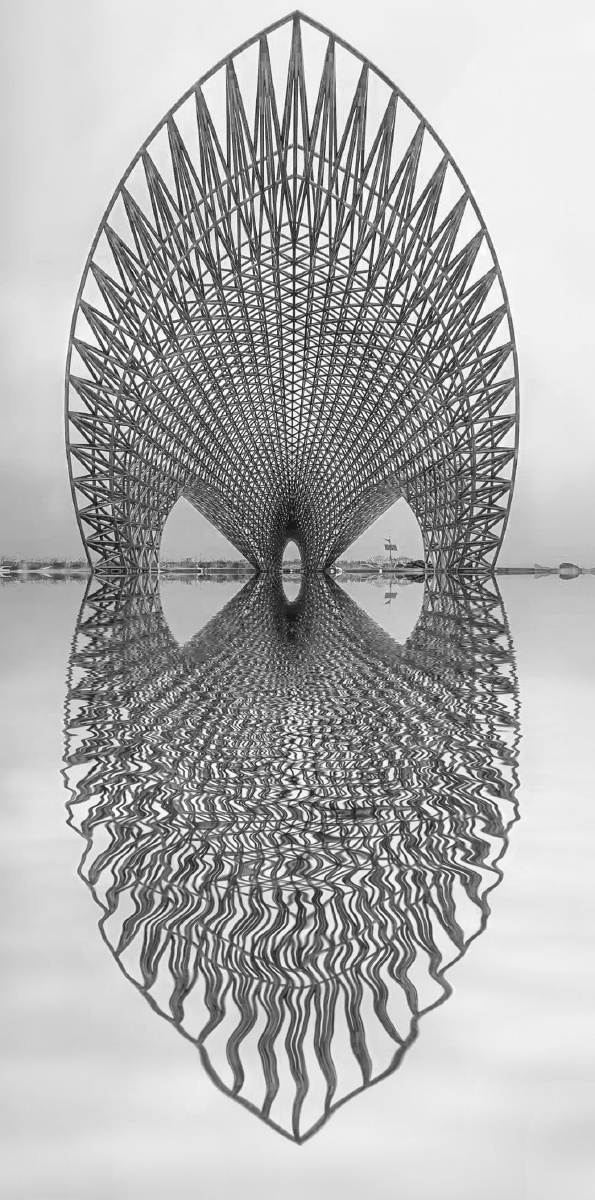 阴天下好似神殿的雕塑黑白倒影