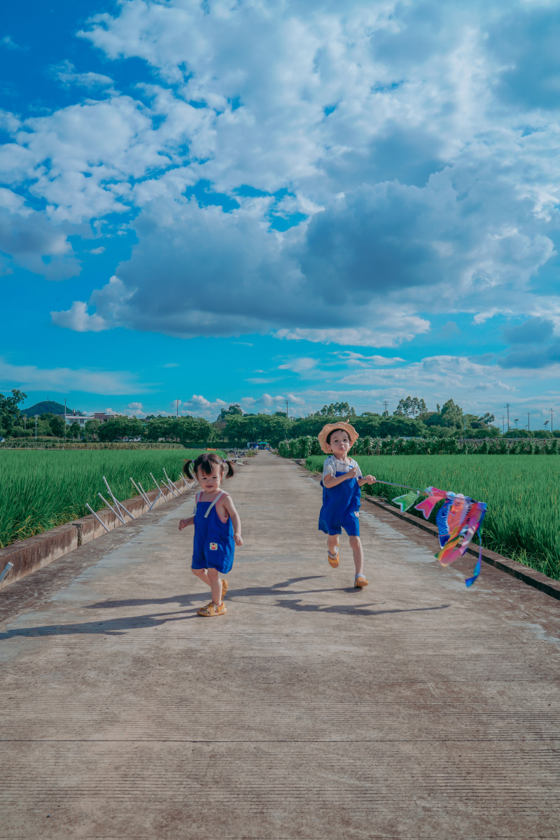 终于穿上了这一套兄妹装广西的夏天真的很热出门一会儿就已汗流浃背