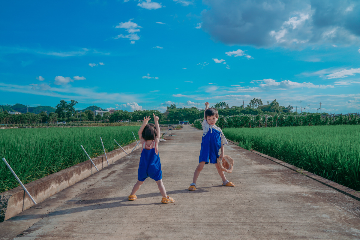 终于穿上了这一套兄妹装广西的夏天真的很热出门一会儿就已汗流浃背