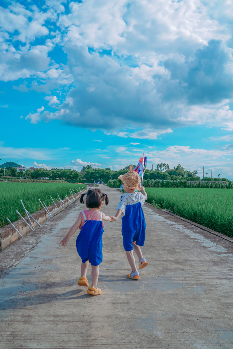 终于穿上了这一套兄妹装广西的夏天真的很热出门一会儿就已汗流浃背