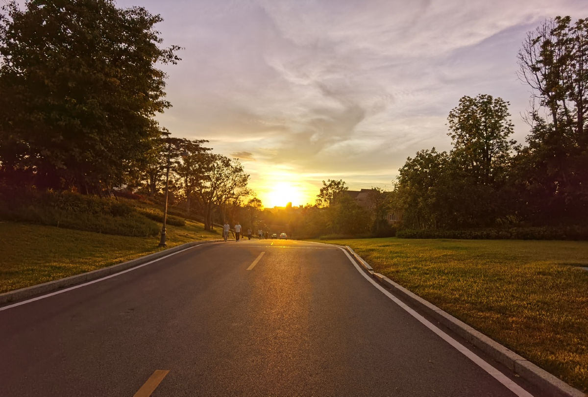 环湖路的景色骑车时拍的这个黄昏很安静路上人烟稀少心旷神怡