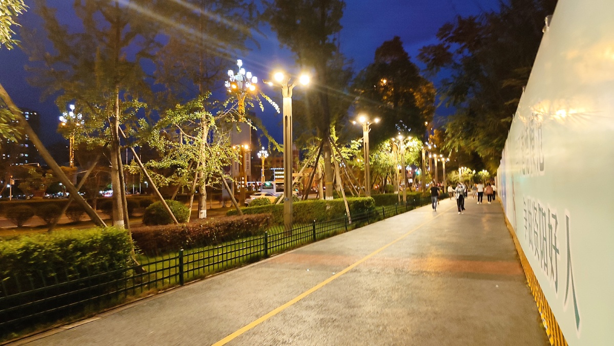 夜景路上灯光步行道行人温暖凉爽