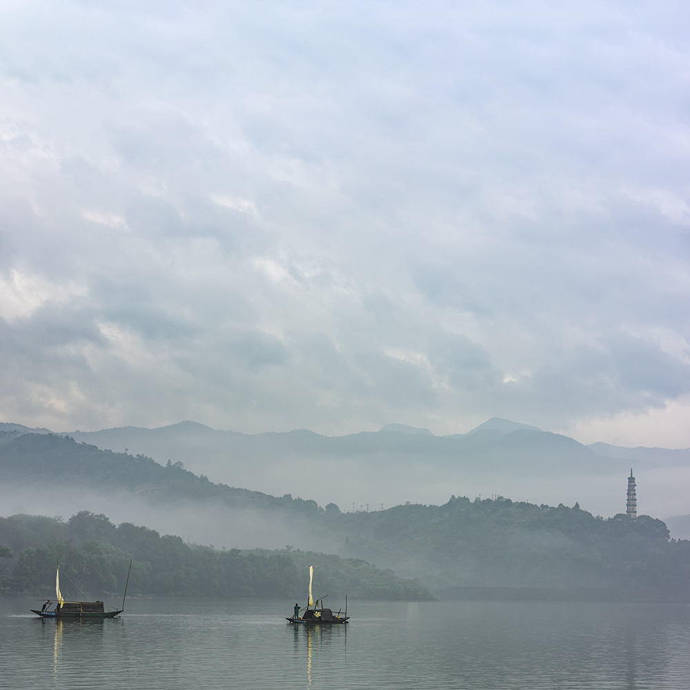 一片孤帆破雾来