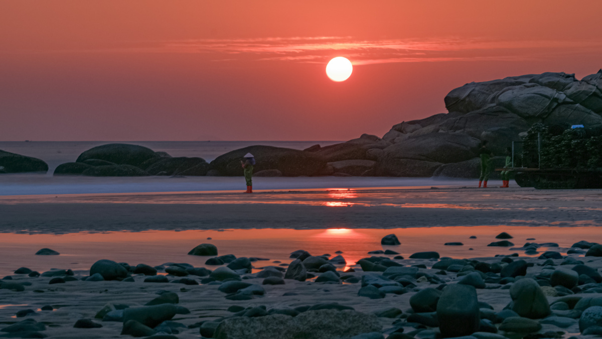 清晨五点一个人在海边等日出,陆续有渔民到海边等渔船
