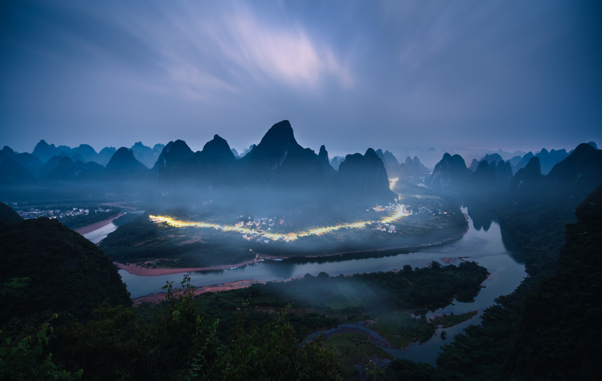 镰刀湾薄雾摄于桂林阳朔兴坪镇相公山