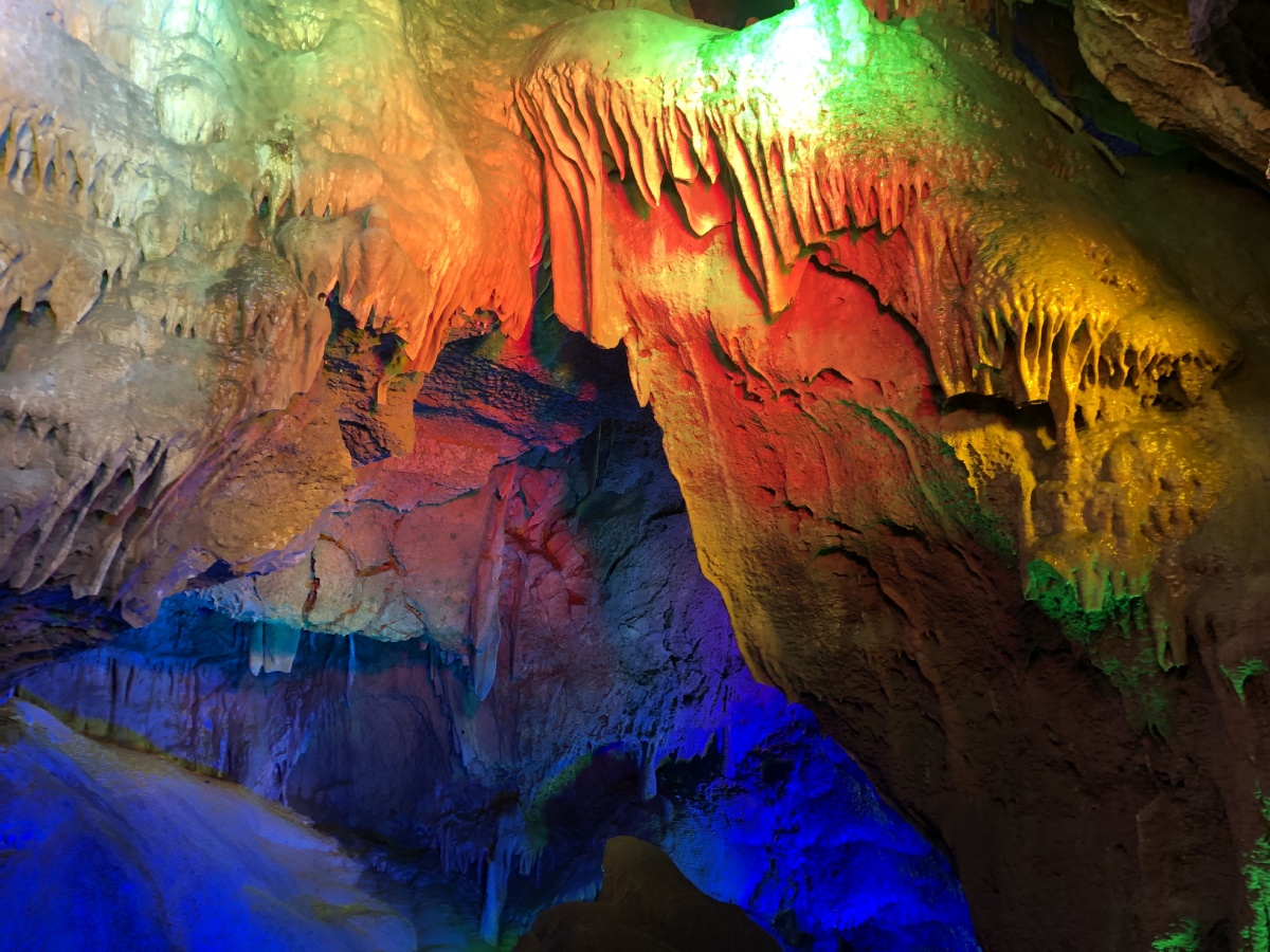 山东地下大峡谷位于山东省临沂市沂水县,全长六千一百米,现已开发三千