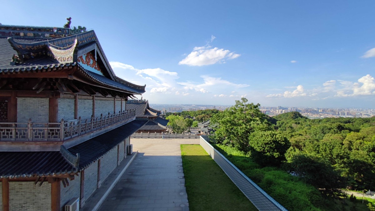 可以寺庙的外景是可以拍照的寺庙的建筑极具特点,黄墙红柱,斗拱飞檐