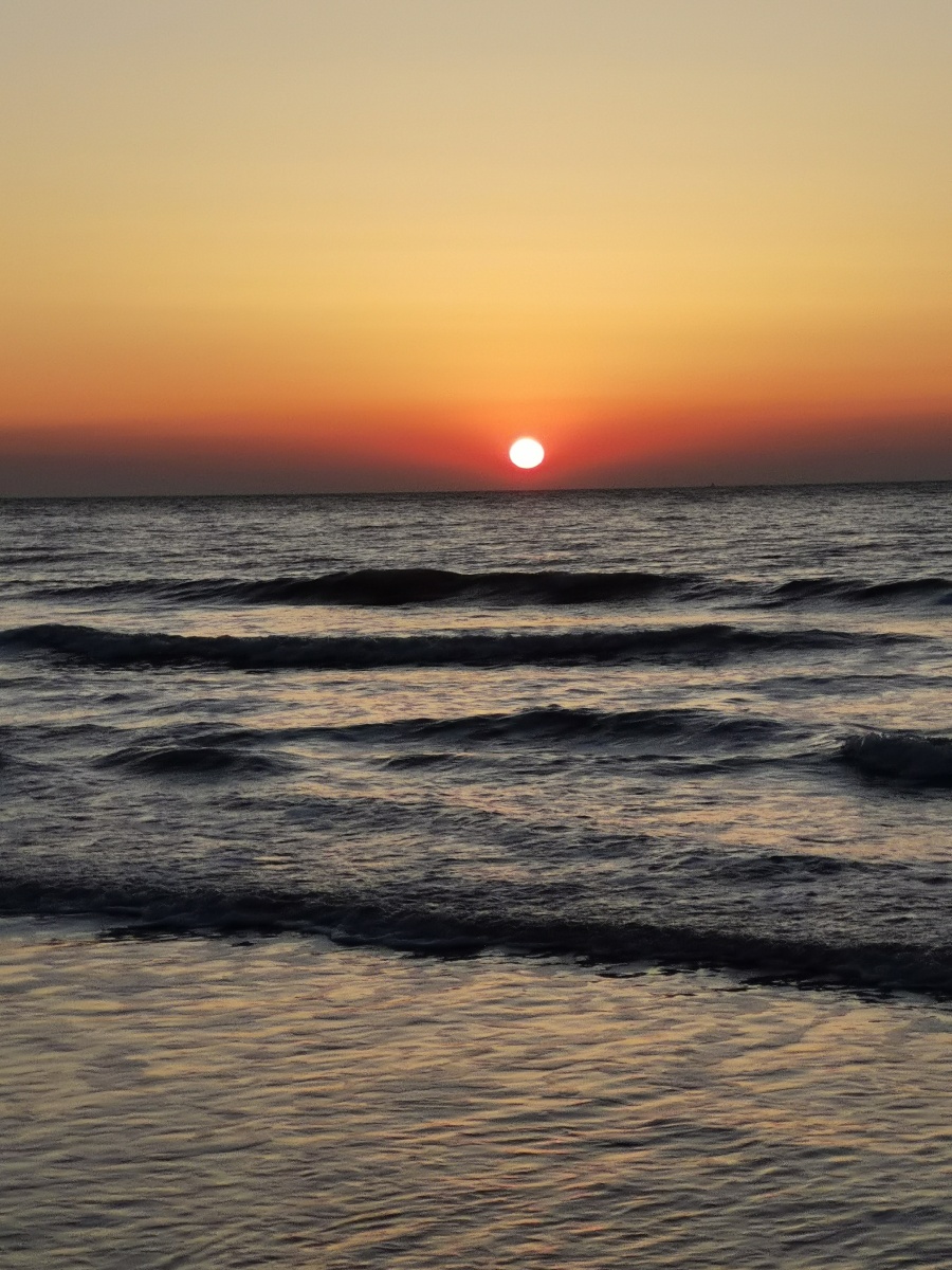 日出东方万丈霞光