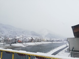 532882