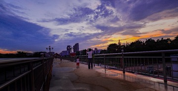 104015