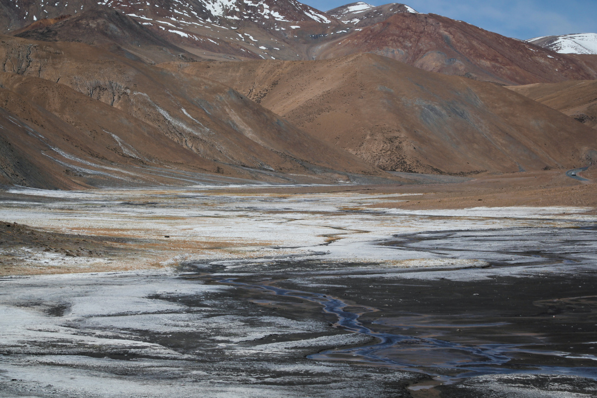 雪山之下的冻土