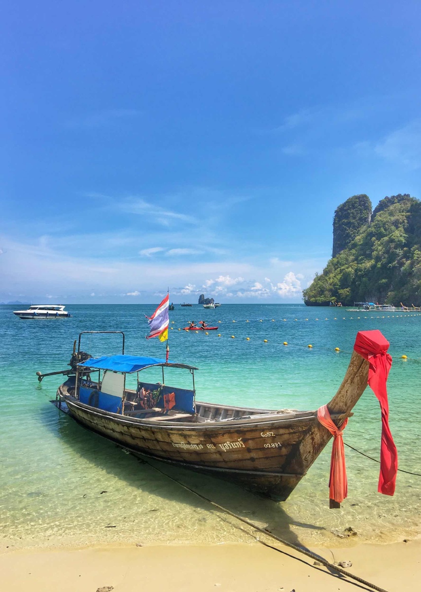 泰国甲米洪岛上的长尾船