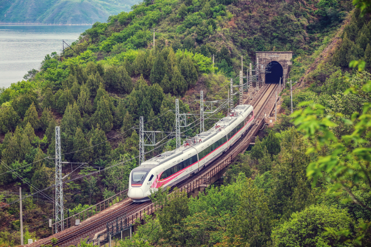 摄影:本人车型:中国中车crh6f-a 取景:密云水库水源保护区 - 蓝色脉冲