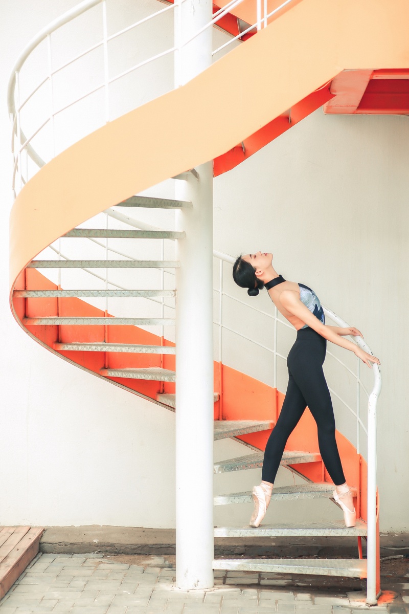 芭蕾人像艺术园区里的芭蕾女孩摄影本人出镜吴琼一名芭蕾舞老师