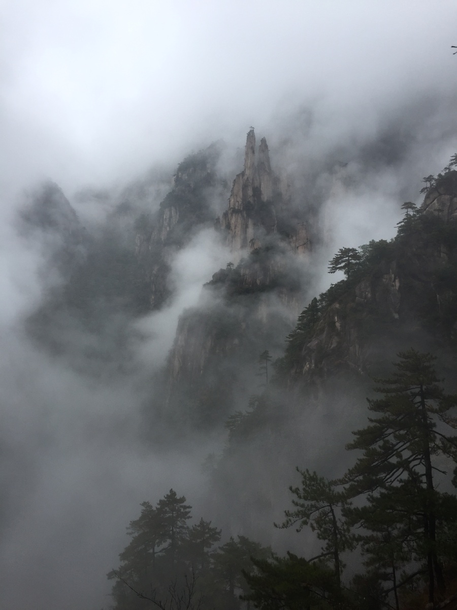 登顶云雾缭绕的黄山