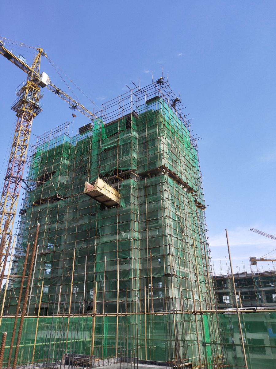 在工地上班.做工地真的很辛苦.早出晚归.