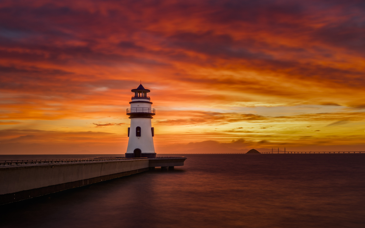 红霞映海湾灯塔照前程台风来临前的清晨我与一场秋季难得一见的火烧云