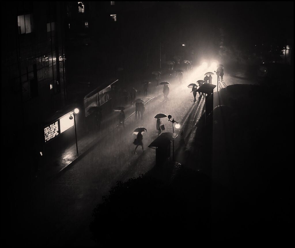 长沙雨季<br />
一个晚上  在楼上 远处看见一辆车过来 打着灯光  然后有很多行人打着伞  立马掏出相机 拍了这张  瞬间很美