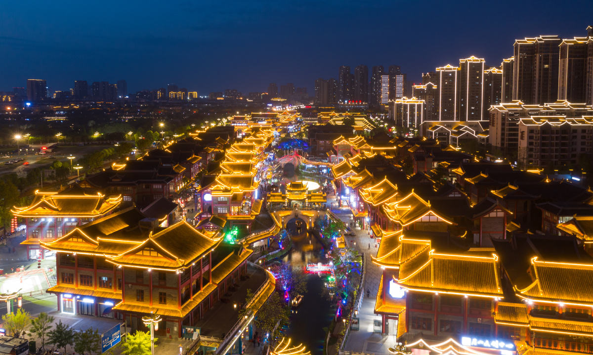 夜色中的眉山网红水街 - 半潭秋水 - 图虫