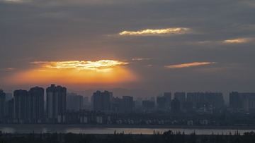 崇礼眺望东坡城区夕阳霞光+2021