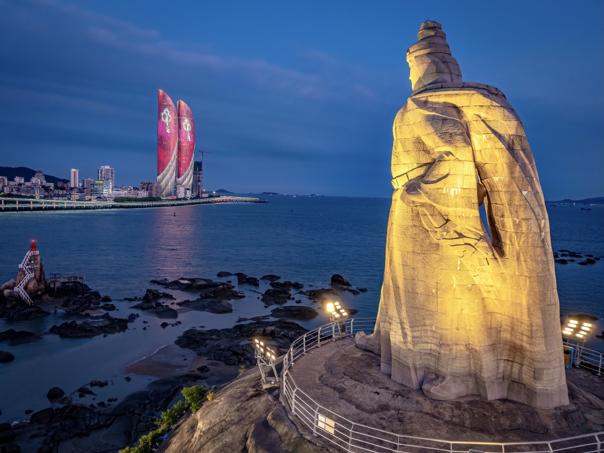 鼓浪屿郑成功石雕像与世茂双塔