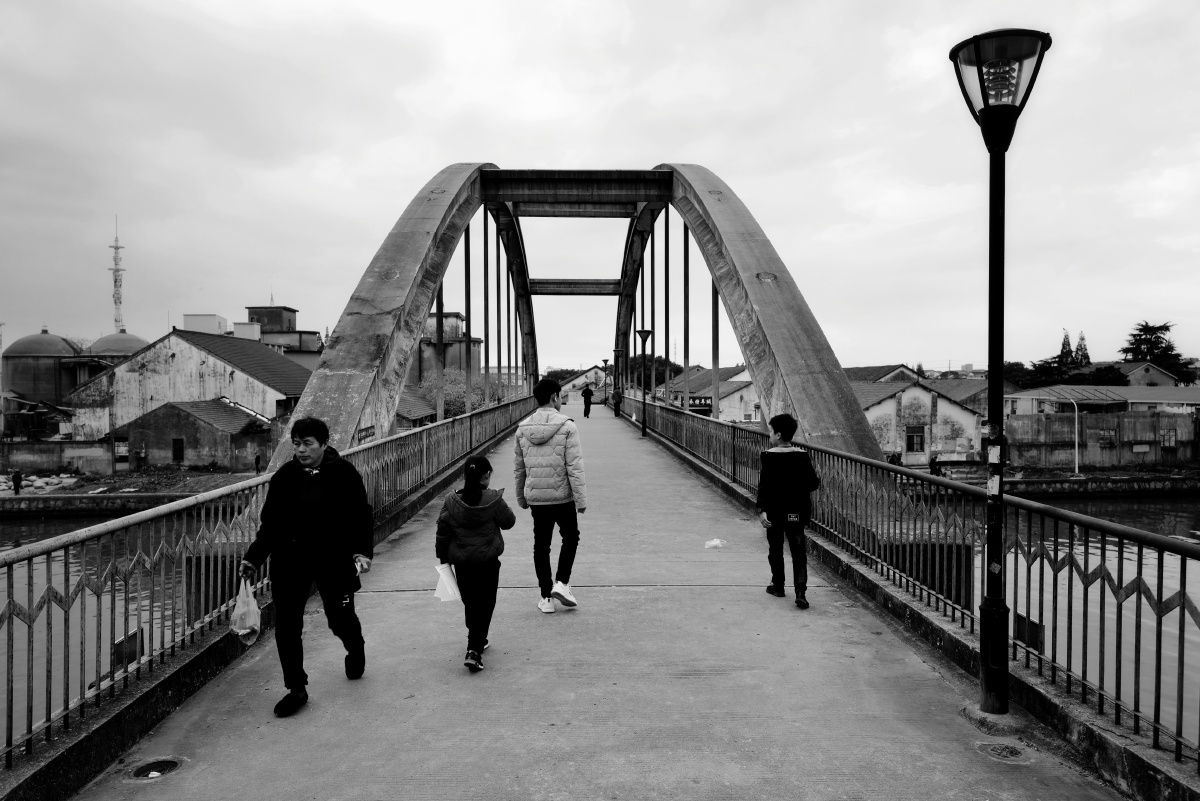 peoplewalkingonthebridge桥上的行人