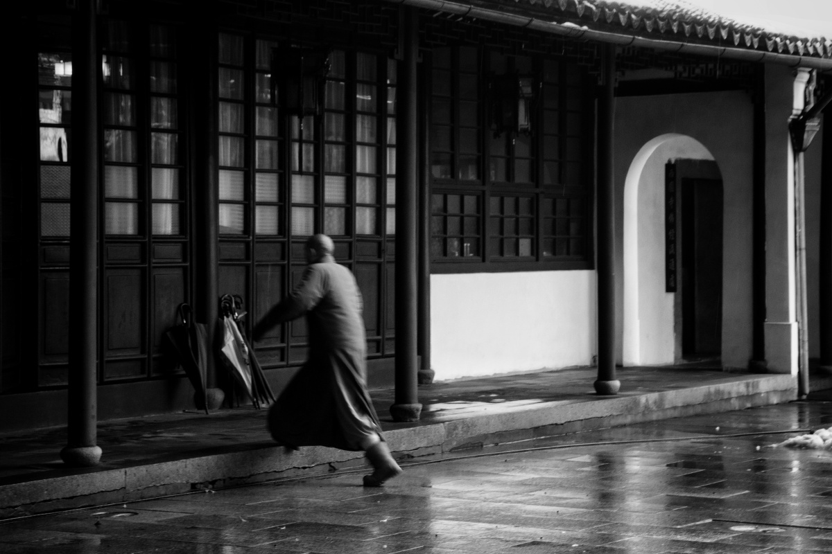 a monk in the rain(雨中僧人)