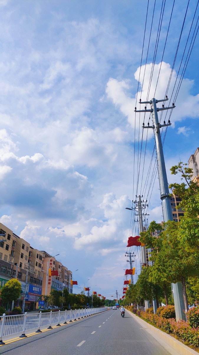 小县城的夏天很热街道很窄但天空很美