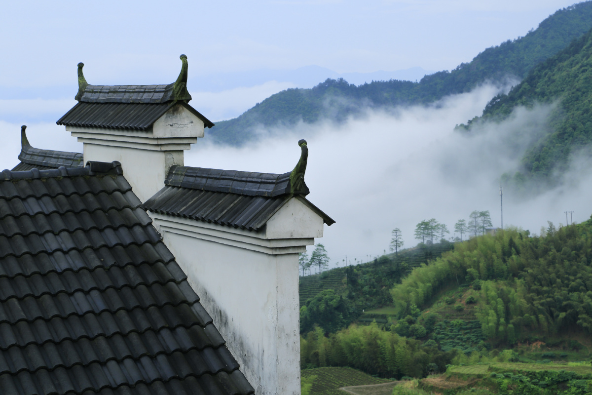 白墙黛瓦云雾山村