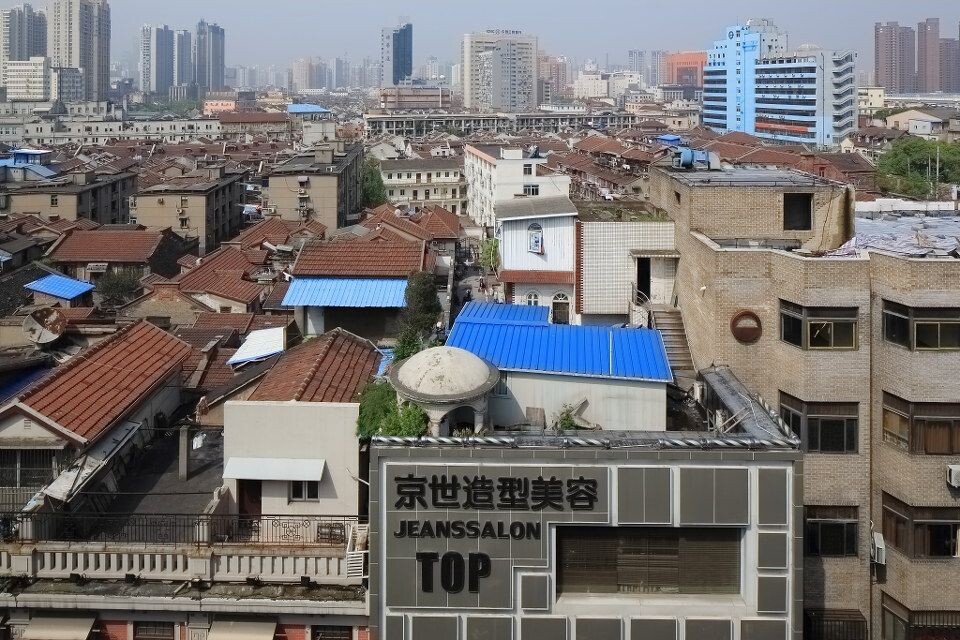 小帽顶建筑<br />
上海成片的老街区景象越来越少，一块一块定点清除后。矗立在我们面前的将是越来越多的混凝土森林。让人压抑....