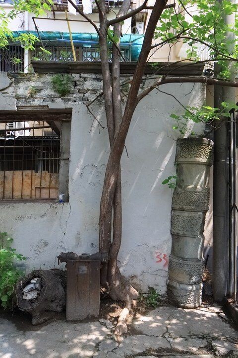 基座<br />
4月天街拍还算适宜，但上海春日的早晨天空总象遮挡了一层薄纱，了无透撤的感觉，拍的不爽！从中国银行大楼楼顶下来，转入川公路。老人讲这早先是座庙，解放后拆了，废弃基座充当了转角柱头。