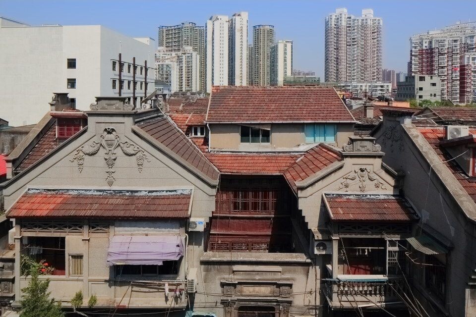漂亮的山墙<br />
这种纯正原味的石库门建筑在上海也是越来越少。在街里面原因未被粉刷破坏