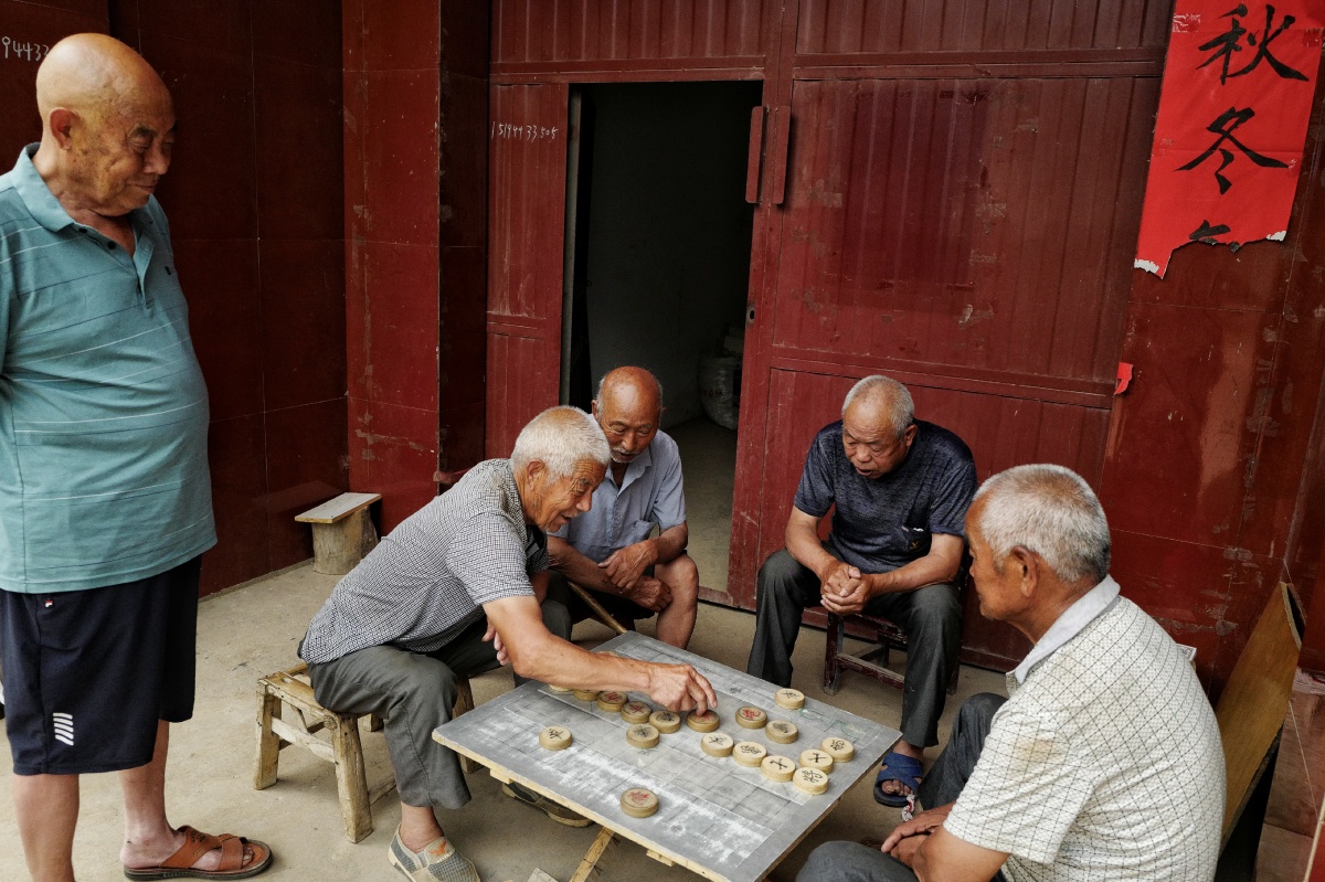 豫西乡村下棋的老人