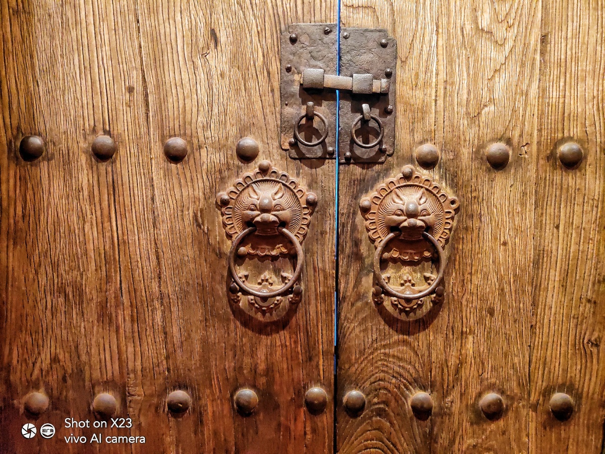 老门上生绣的门搭铁钉向人们诉说着老宅里发生的故事