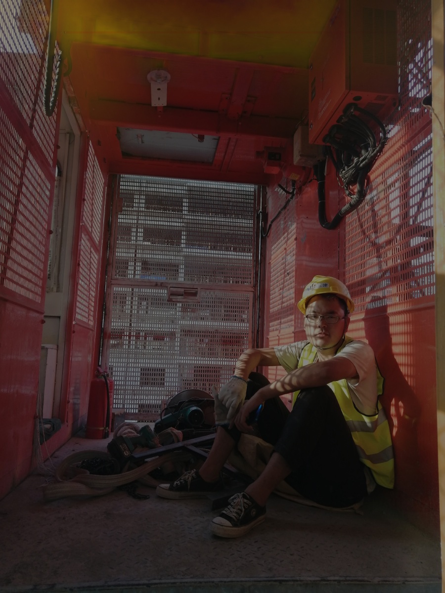 夕阳下工地上的童话般的生活