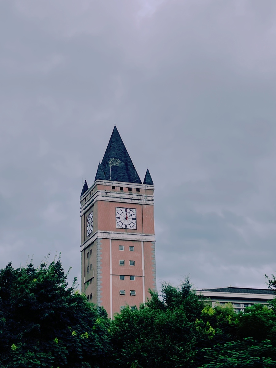 学校的钟楼 - 盐盐盐two - 图虫