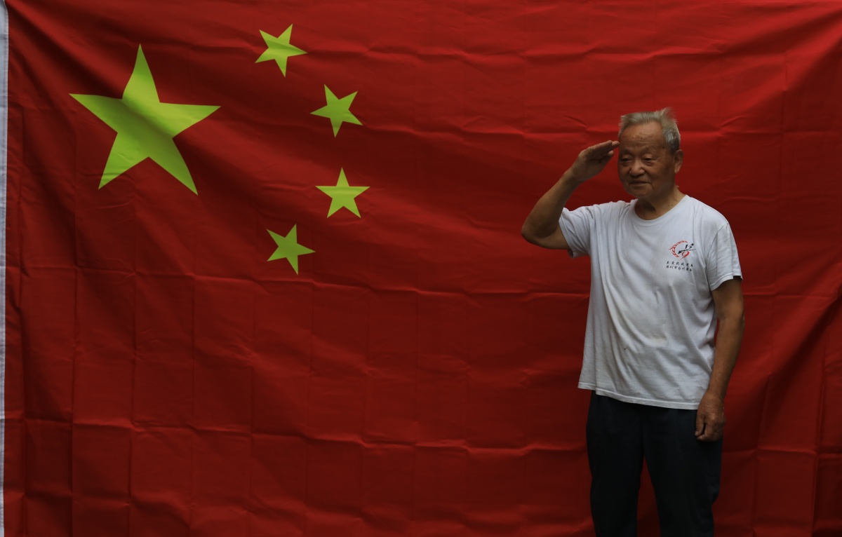 百岁抗战老兵与国旗合影2021年6月19日摄