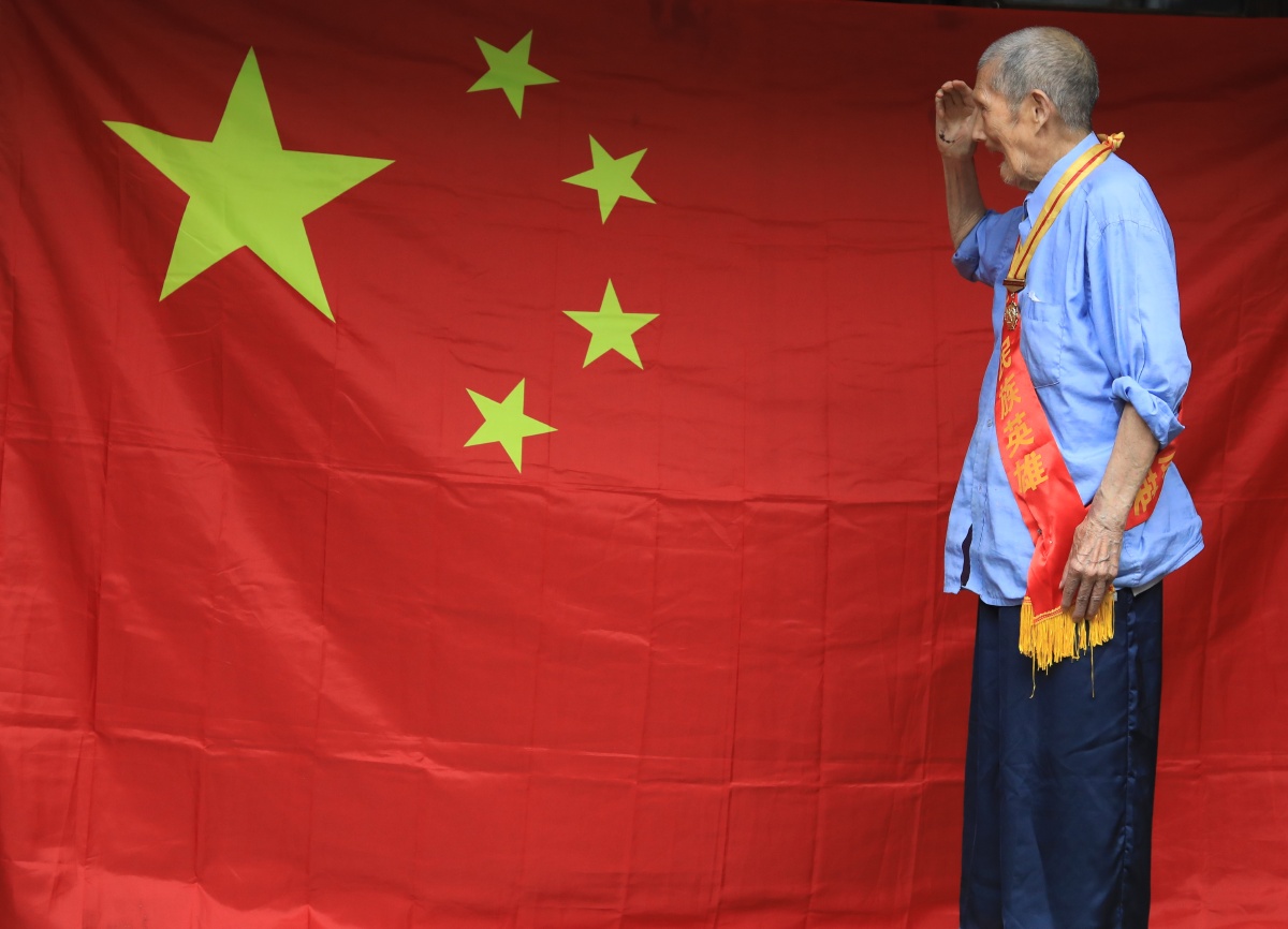 百岁抗战老兵与国旗合影2021年6月19日摄