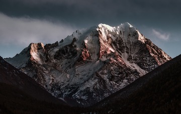 雅拉神山的日落