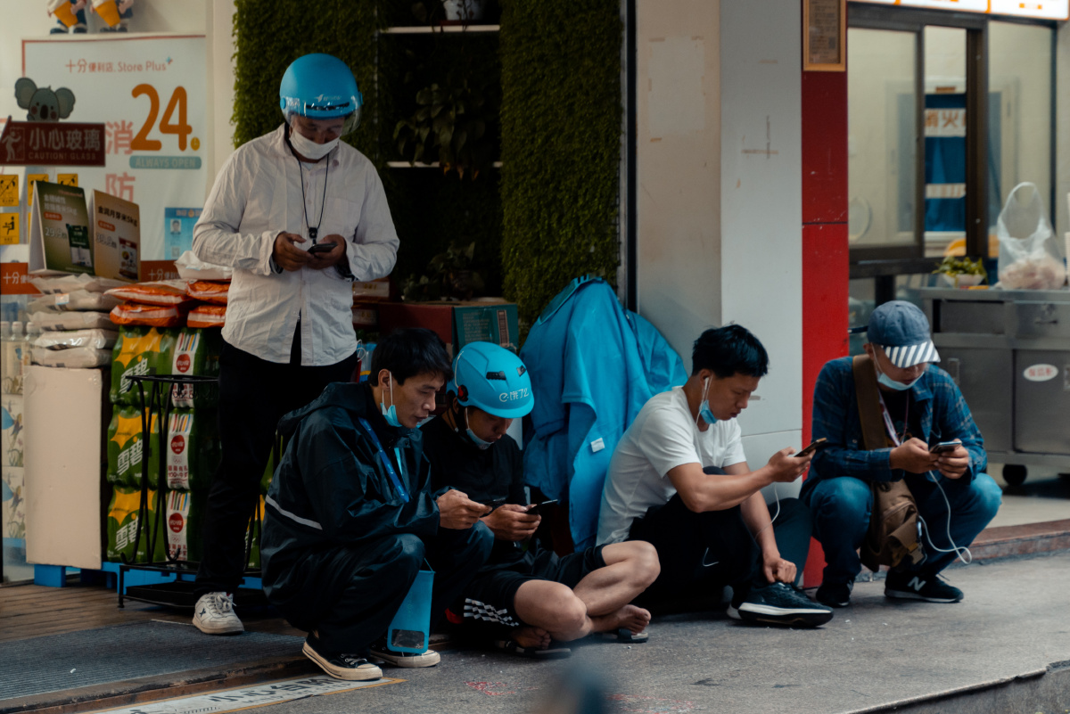 某个下雨天在店铺门口等待出单的外卖小哥