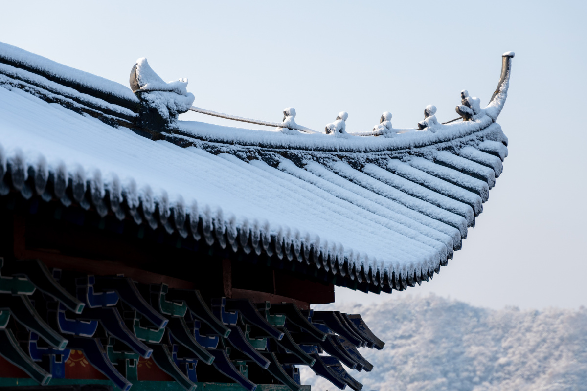 风雪过后寺庙里的屋檐上铺上了一层淡淡的积雪
