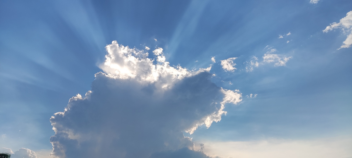 厚云掩不住光芒