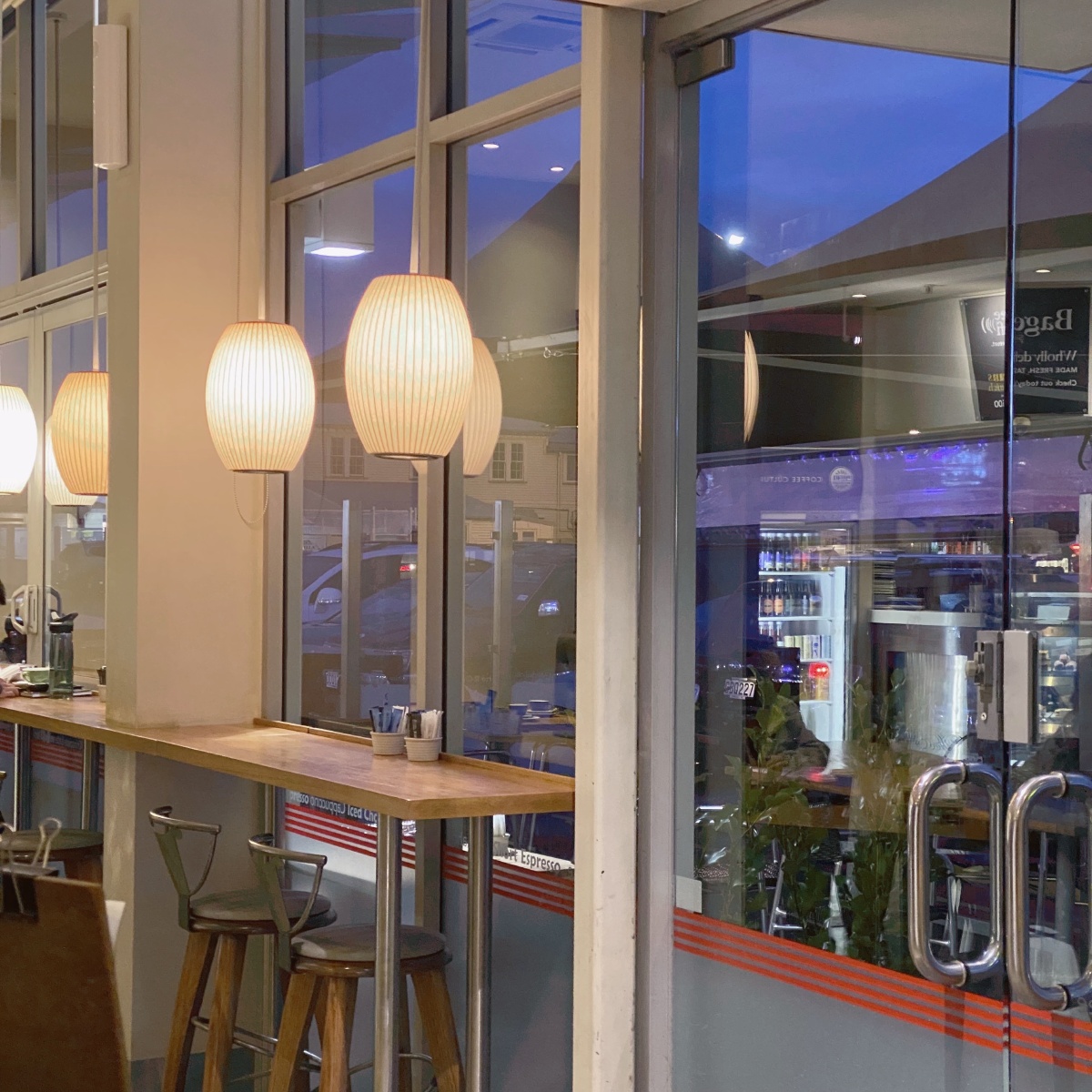 临近夜晚的咖啡厅