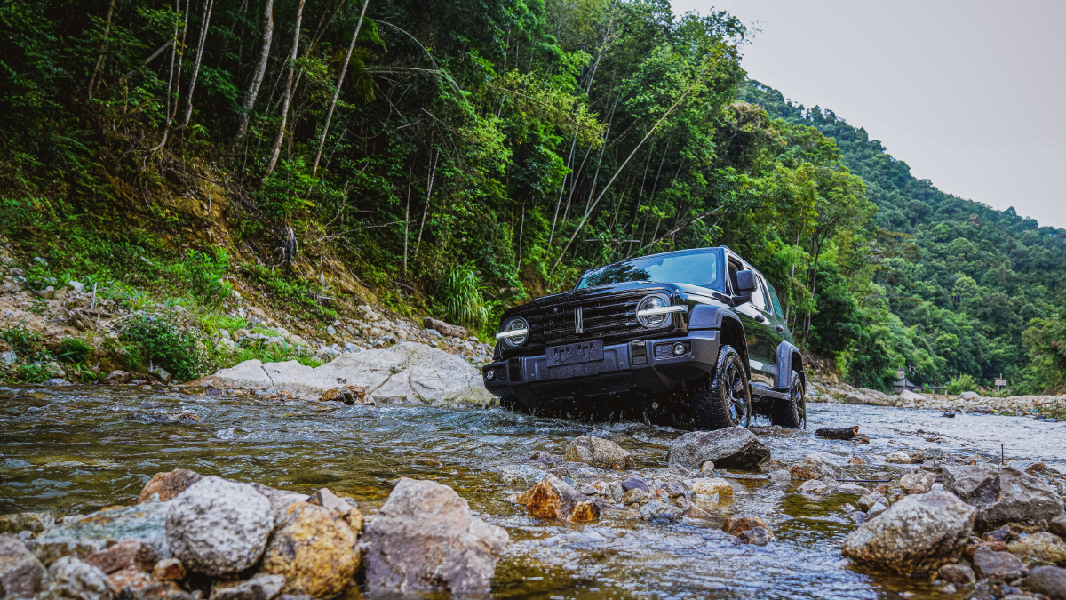 周末开着越野车出去爬山涉水