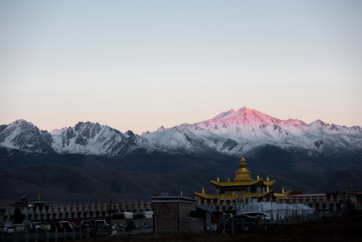 雅拉雪山下的寺院