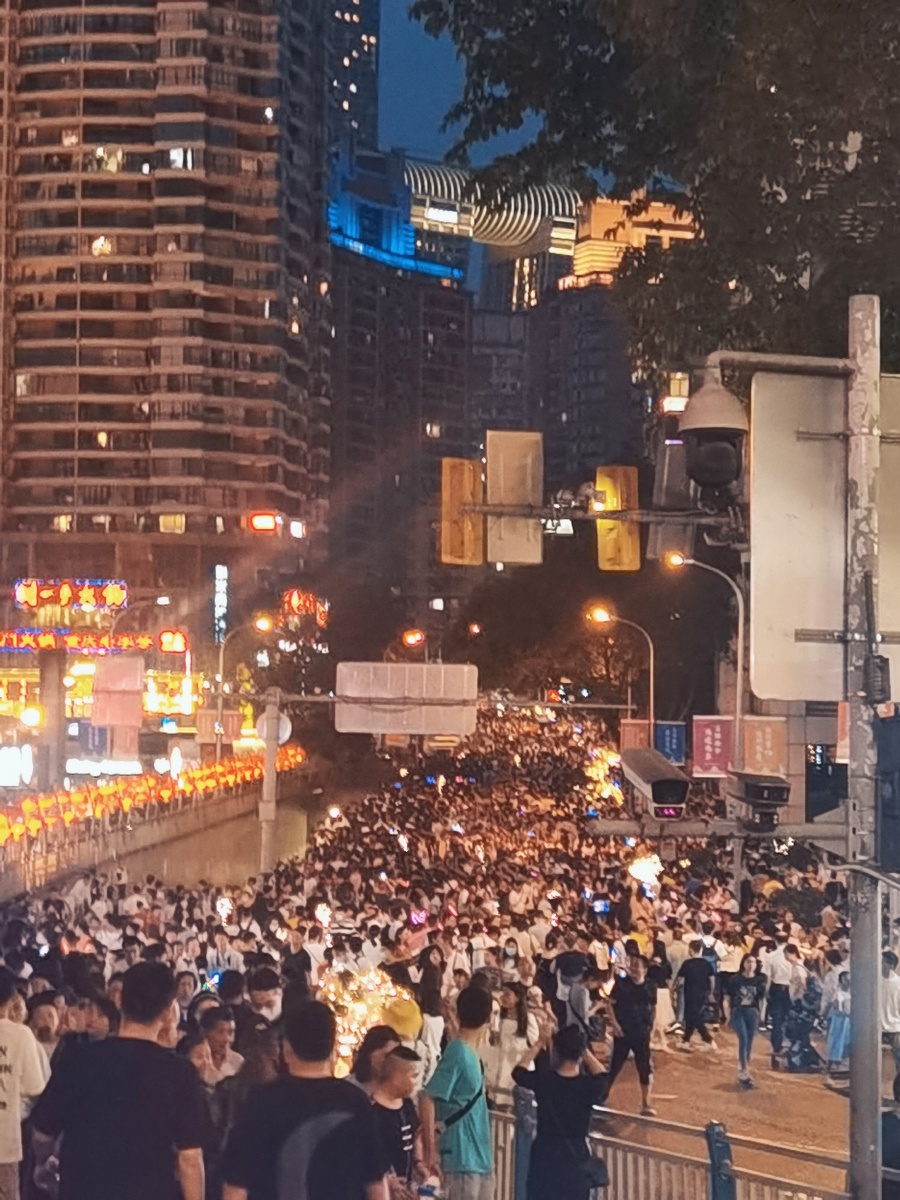 五一的重庆来洪崖洞看夜景的人好多呀