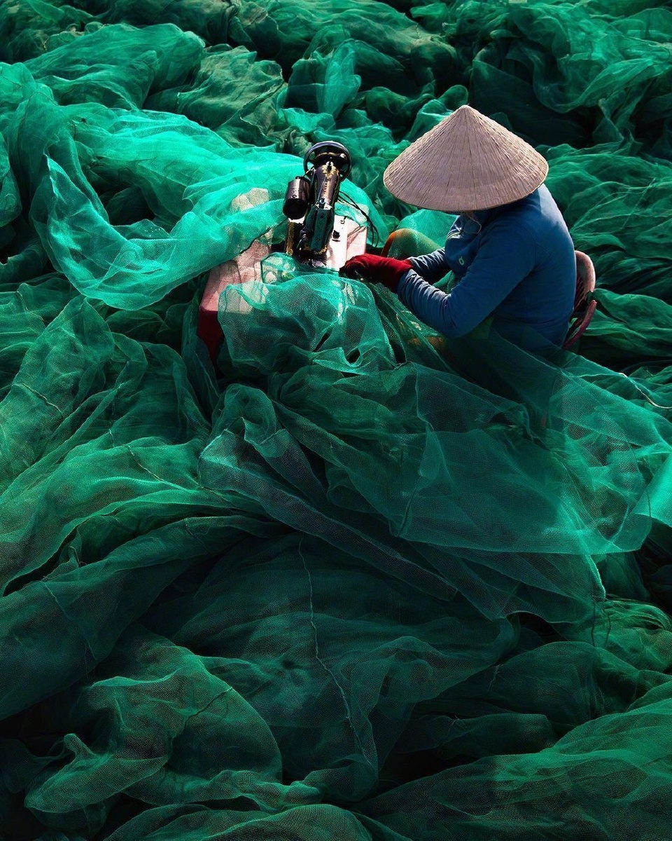 辛勤劳作中的渔民,渔网形似树叶,形似爱心 - 摄影师162444941385537