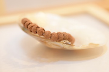608102
